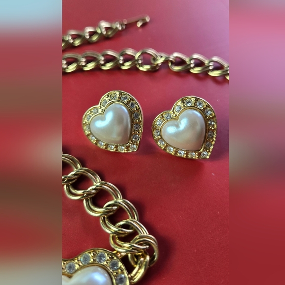 Avon Vintage Gold Tone Fuax Pearl Heart Rhinestones Earrings Necklace Set - Picture 10 of 17
